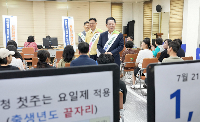 김영록 전라남도지사가 소비쿠폰 지급 첫날인 지난 7월 21일, 목포 부주동 행정복지센터를 찾아 관계자들을 격려하고 도민들과 인사를 나누고 있는 모습. 전남도 제공
