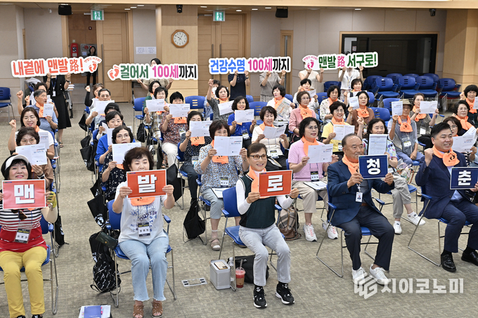 '맨발로 청춘학교' 로 건강도시 구현 교육현장. 서구청 제공