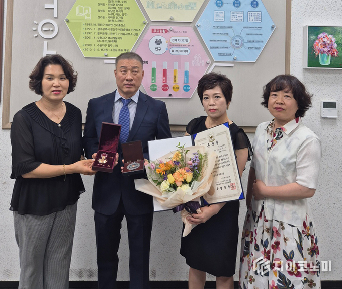 6.25참전 유공자인 고 송기모상병 유가족에게 화랑무공훈장 전달. 광산구청 제공