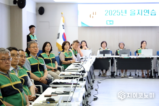 7일, 2025년 을지연습 준비사항을 듣고 있는 장인홍 구로구청장(왼쪽 네번째)
