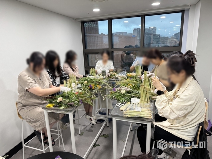 구로정원지원센터의 ‘퇴근 후 마음 정원’ 프로그램 참여자들이 식물과 꽃에 집중하고 있다.