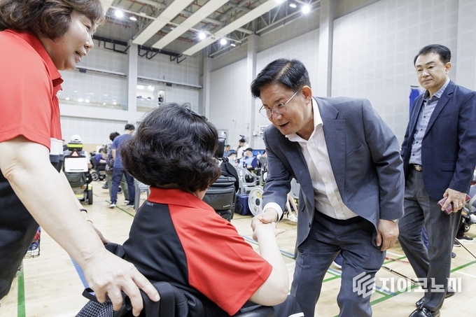 장애인과 소통하며 장애인을 위한 복지정책 의지를 밝히는 박강수 마포구청장. 마포구 제공.