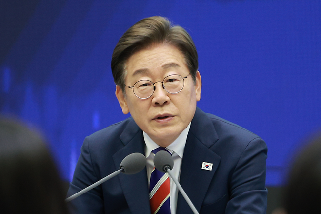 이 대통령은 고용노동부에 산재 사고 방지를 위한 사전·사후 조치와 현재까지의 대응 상황을 오는 12일 국무회의에서 보고하도록 지시했다.
