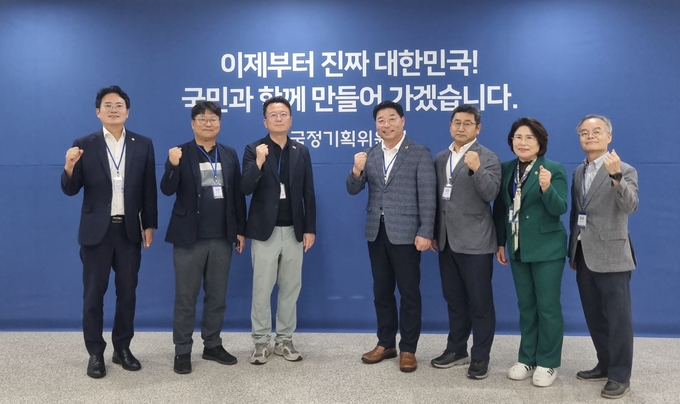 전라남도의회 ‘전라남도 통합대학교 국립의과대학 설립 지원 특별위원회’ 위원들이 지난 8일 국정기획위원회를 방문해 김문수 국회의원과 사회1·2분과 분과장과 면담했다. 이날 면담에서 위원들은 전남 국립의과대학 설립의 당위성과 시급성을 설명하며 국정과제 반영을 강력히 건의했다. 위원들은 전남이 전국에서 유일하게 의과대학이 없는 지역임을 알리고, 이재명 대통령의 핵심 공약인 국립의대 설립 이행을 촉구했다. 사진은 면담에 참석한 위원들이 국정기획위원회 앞에서 기념촬영을 하는 모습이다. 전남도의회 제공