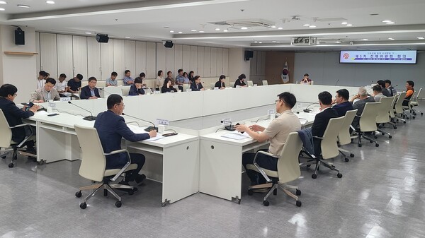 광주광역시는 8일 시청 중회의실에서 금호타이어 화재 피해 대응을 위한 민·관합동특별팀(TF) 제5차 전체위원회 회의를 개최하고, 정기 전체회의를 마무리했다. 광주광역시 제공