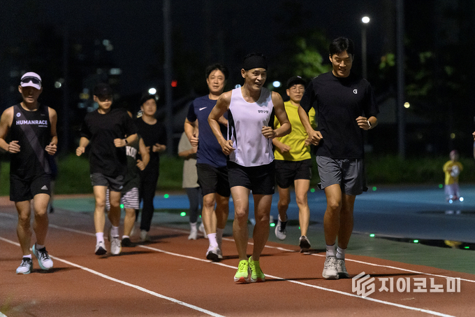 생활체육교실 ‘양천러닝크루’와 함께 달리고 있는 이기재 양천구청장. 양천구 제공.