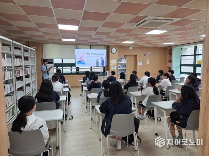 직업인 특강에 참여한 누리터쪽그림(웹툰) 작가가 학생들에게 강연을 진행하고 있다.