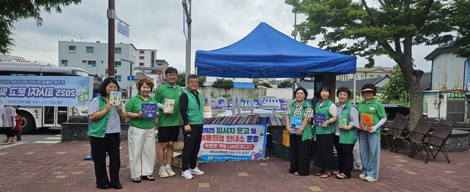 목포근대역사관 1관 입구에서 열린 새마을문고 목포시지부 피서지 문고 행사 모습. 목포시새마을회 제공