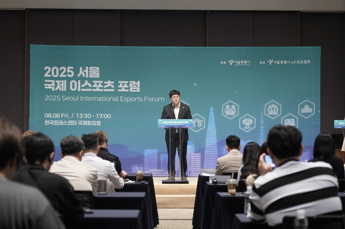 2025서울 국제 이스포츠 포럼에서 축사 중인 김동욱 서울시의원 (사진=서울시의회)