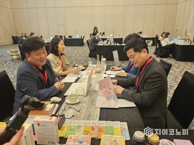 박종효 구청장 ,(사진 우측)) 바이어와 상담 하는 모습