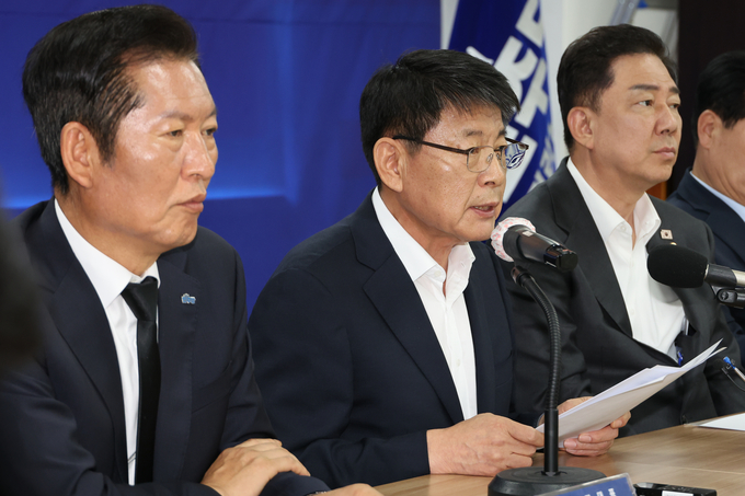 서삼석 더불어민주당 최고위원이 호남발전특별위원회 구성과 수석부위원장 내정을 발표하며 기자들과 소통하고 있다. 서삼석 국회의원실 제공
