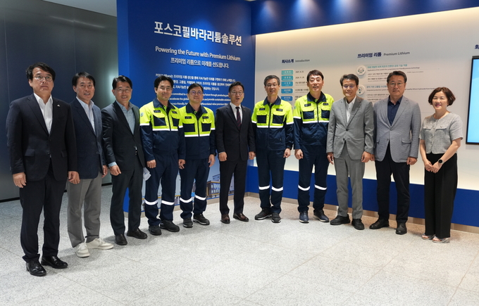 강위원 전라남도 경제부지사가 포스코필바라리튬솔루션 광양 공장에서 현장 관계자글과 사진을 찍고 있다.전남도 제공