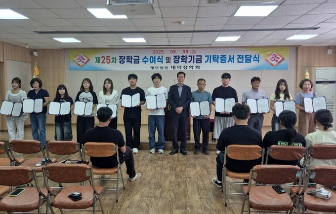대덕장학회 장학금 수여식에서 홍성필 이사장과 장학생들이 함께 기념촬영을 하고 있다. 이날 행사에서는 총 3,080만 원의 장학금이 지역 학생들에게 전달되며 학업 지원과 인재 육성에 힘을 보탰다. 장흥군 제공