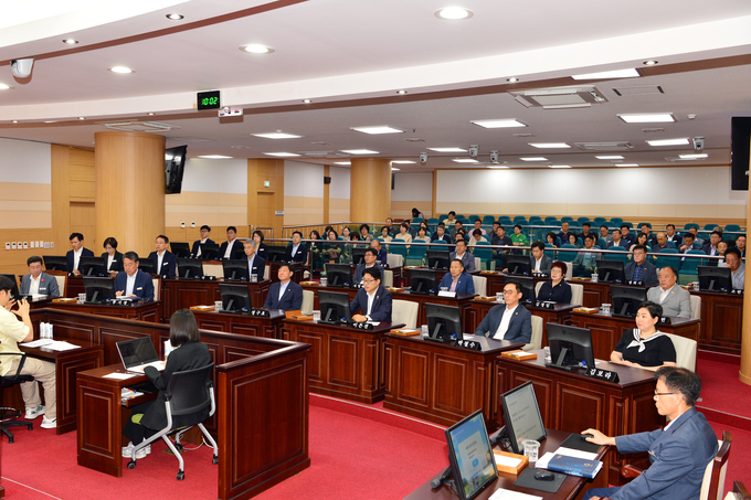 광양시의회 의원들이 ‘원포인트’ 임시회에서 제3회 추가경정예산안 심사를 진행하고 있다. 광양시의회 제공