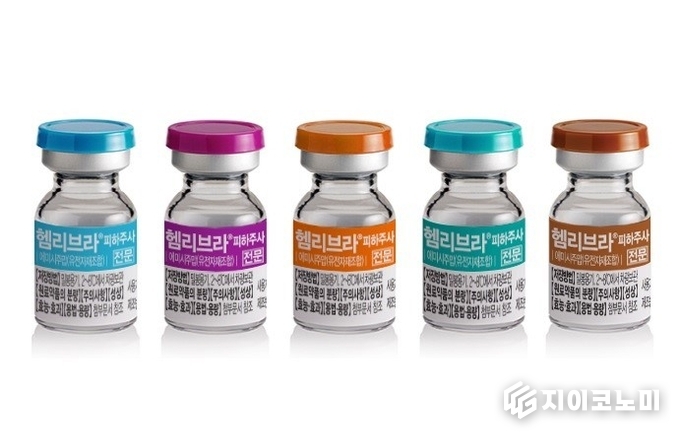 11일 JW중외제약은 A형 혈우병 치료제 ‘헴리브라(성분명 에미시주맙)’를 투약한 환자의 다양한 운동 데이터와 출혈 예방 효과를 입증한 연구 결과가 최근 국제학술지 ‘헤모필리아(Haemophilia)’에 게재됐다고 밝혔다.(▲ JW중외제약 '헴리브라') /사진=JW중외제약