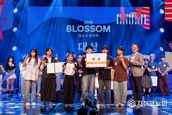 SK브로드밴드가 ESG 경영 실천의 일환으로 지난 9일 오후 서울 구로 아트밸리에서 개최한 ‘2025 블러썸 청소년 음악제’를 성황리에 마쳤다고 11일 밝혔다. (▲ 시상식에서 대상을 수상한 ‘락(樂)밴드’와 김지훈 SK브로드밴드 경영전략실장(맨 오른쪽). /사진=SK브로드밴드<br>
