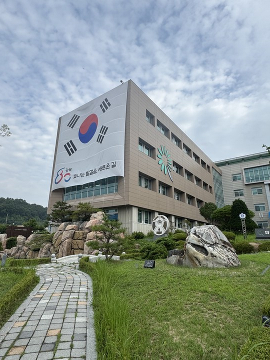 화순군청 청사 대형 태극기 모습. 화순군 제공