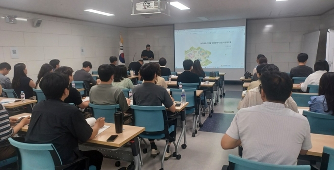 8일 순천만생태문화교육원에서 ‘어린이 놀이 시설 안전관리’ 강화를 위한 담당자 연수가 진행되고 있다. 전남교육청 제공
