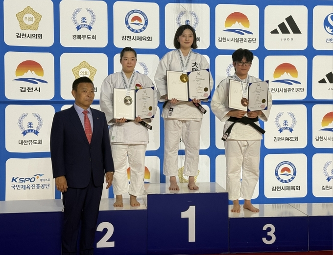  지난 10일 순천시청 김지정 선수가 김천에서 열린 2025 김천컵 전국유도대회에서 개인전 동메달을 수상하고, 기념사진을 촬영하고 있다(맨 우측 김지정 선수). 순천시 제공