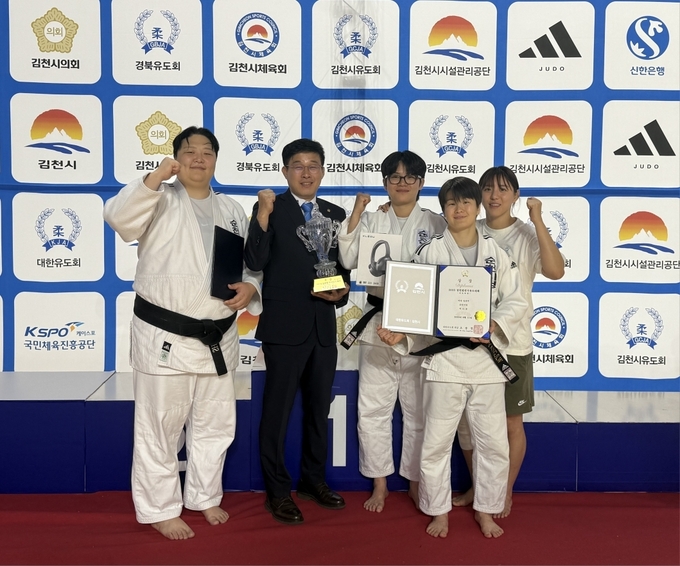 지난 11일 순천시청 유도팀이 김천에서 열린 2025 김천컵 전국유도대회에서 단체전 금메달을 수상하고, 기념사진을 촬영하고 있다(좌측부터 신지영, 김양호 감독, 김지정, 양서우, 박다솔). 순천시 제공