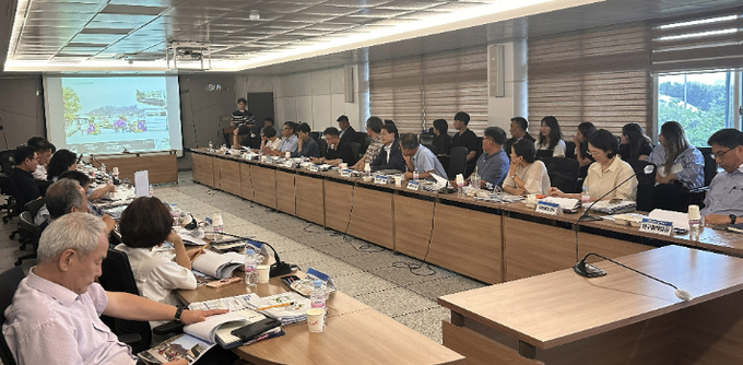 지난 11일 전남농업기술원에서 열린 2025 국제농 업박람회 주요 대행용역 중간보고회에서 관계자들이 박람회 안전 준비 상황을 점검하고 있다. 전남도 제공