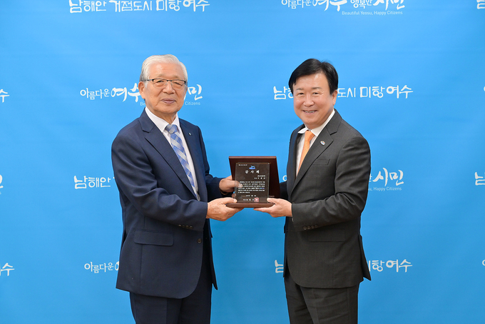 여수시는 지난 8일 ‘여수형 청년임대주택 지원사업’의 성공적인 추진에 기여한 공로로 ㈜부영주택 이중근 대표(㈜부영주택 호남본부 김명수 고문 대리 수령)에게 감사패를 수여했다. 여수시 제공