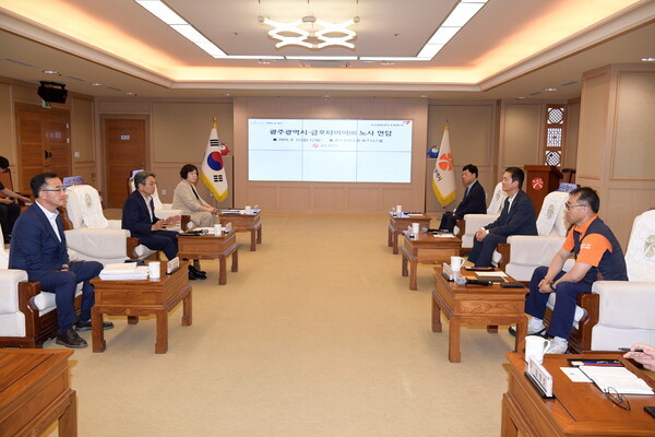 11일 광주시청 비즈니스룸에서 강기정 시장이 금호타이어 정일택 대표이사, 황용필 제1노조 대표 등과 함께 광주공장 재건 및 함평 이전 합의안 후속조치를 논의하고 있다. 광주광역시 제공