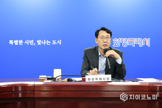 정명근 화성특례시장이 12일 을지훈련 준비보고 회의를 주재하며 준비상황을 점검하고 있다. 화성시 제공.