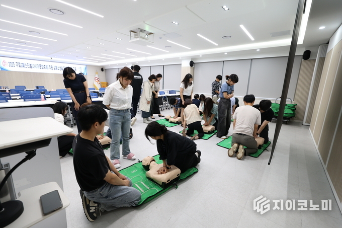 13일 구청 창의홀에서 직원들이 심폐소생술 실습을 하고 있다.