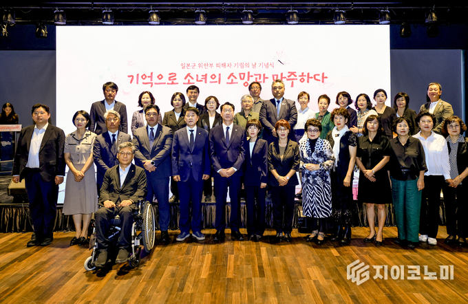 정명근 화성특례시장(중앙)과 배정수 화성특례시의회 의장(우측)이 일본군 위안부 피해자 기림의 날 기념식 주요 내빈들과 기념촬영을 하고 있다.