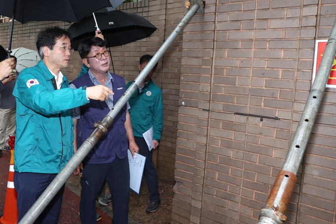 이동환 시장이 전도 위험이 있는 옹벽을 시찰 중이다. (사진=고양특례시)