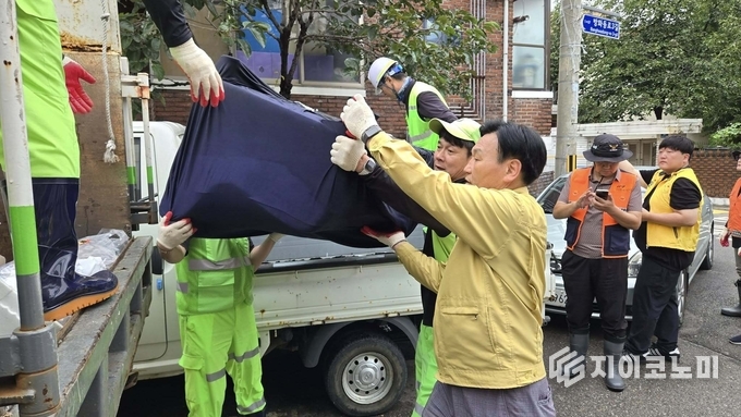 사진=강서구의회 제공, 박성호 강서구의회 의장 방화중학교 후문 수해 현장에서 자원봉사 모습.