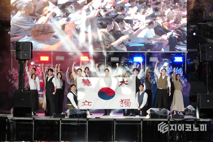 서경대학교 문화예술센터가 한국 창작뮤지컬 ‘영웅’을 공연하는 모습.