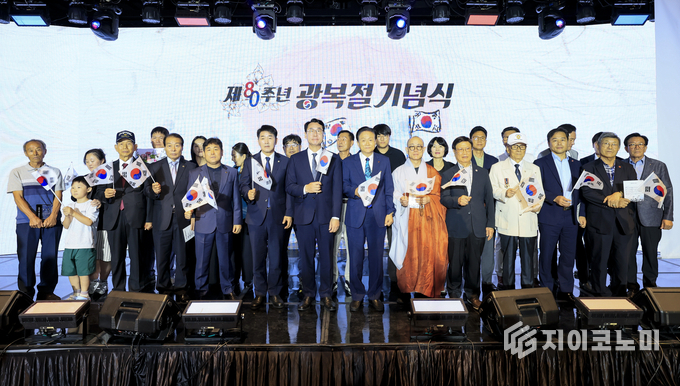 정명근 화성특례시장이 윤대성 광복회 화성지회장, 용주사 성효 주지 스님, 배정수 화성특례시의회 의장 등 주요 내빈들과 기념촬영을 하고 있다.