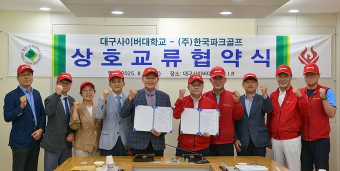 협약서를 들고 있는 장세주 회장(가운데 오른쪽)과 이근용 총장(가운데 왼쪽)