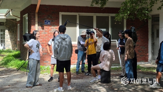 영풍 석포제련소가 후원하는 제2기 석포중 단편영화교실 참가 학생들은 지난 8월 13일부터 17일까지 5일간 석포면 일대에서 단편영화 촬영을 진행했다.(▲ 제2기 석포중 단편영화교실 참가자들이 영화를 촬영하고 있다). /사진=영풍