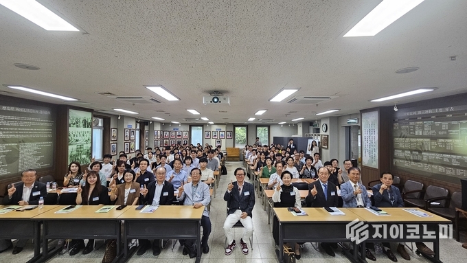 ‘국제청년 평화그룹, 동행 캠페인’…특별 강연회 ‘단체사진’