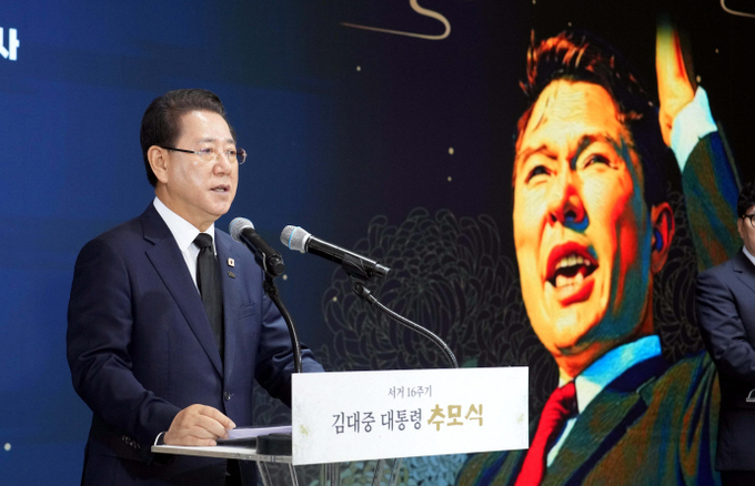 김영록 전라남도지사가 18일 오전 목포 김대중노벨평화상기념관에서 열린 ‘김대중 대통령 서거 16주기 추모식’에 참석해 추모사를 하고 있다.전라남도 제공