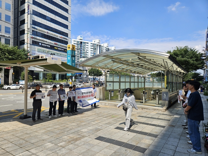 철산역 2번 출구 옆에 설치된 비가림막 사진, 가림막 아래서 우산을 접고 펼칠 수 있다. (사진=서울교통공사)
