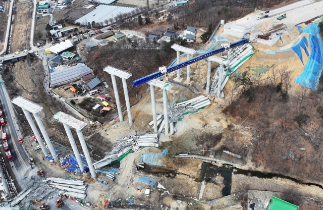 지난 2월 10명의 사상자를 낸 세종안성 고속도로 붕괴사고는 안전장치인 '전도방지지설(스크류잭)' 임의제거를 포함한 현대엔지니어링의 총체적 부실이 낳은 '인재'라는 조사결과가 나왔다