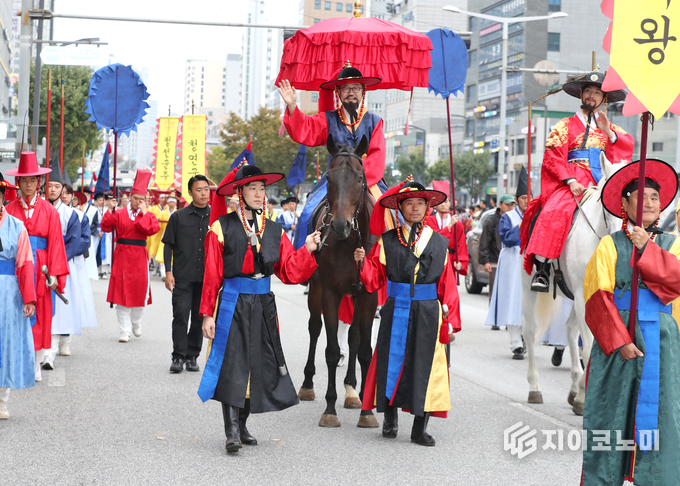 2024년 제7회 정조대왕 능행차 행렬 재현행사 모습.