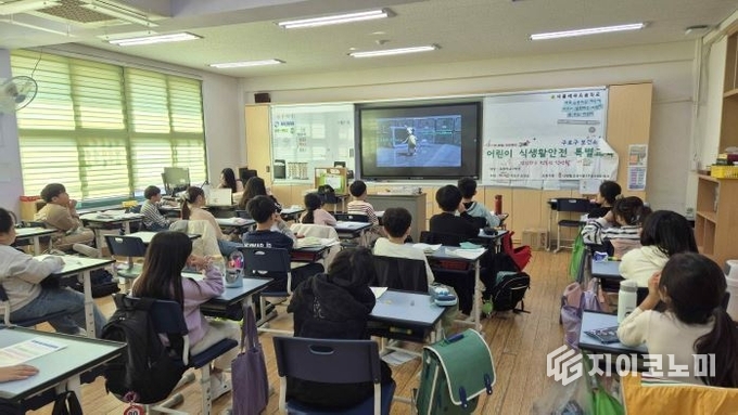 지난해 세곡초등학교에서 열린 어린이 식생활 안전 특별교육에 참여한 아이들이 강의를 듣고 있다.