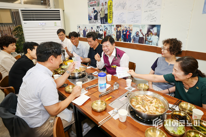고향사랑기부제를 통해 기부를 실천한 동대문구 간부들이 청량잇 1호점을 방문해 이필형 동대문구청장(오른쪽 첫 번째)에게 상품권을 보이고 있다