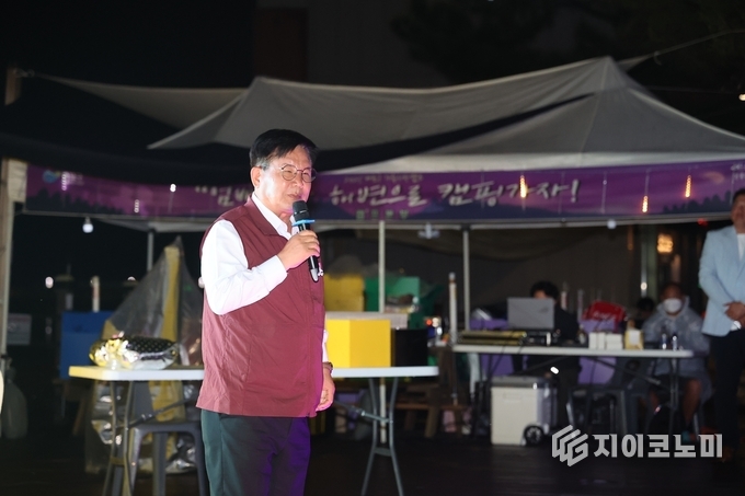 2025 ‘엄빠랑 해변으로 캠핑가자’에서 참가 가족들에게 인사말을 전하는 박강수 마포구청장.