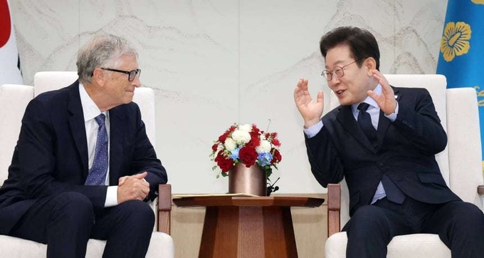 이재명 대통령이 21일 서울 용산 대통령실에서 빌 게이츠 게이츠재단 이사장을 접견하고 있다. 연합뉴스