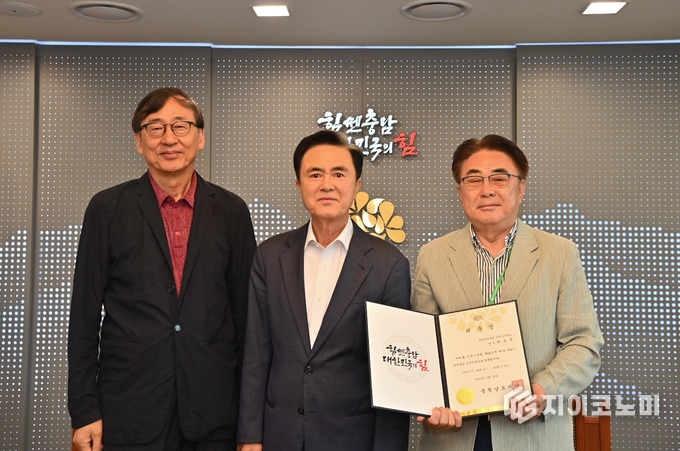 (좌)김광현 총괄건축가, 김태흠 충남도지사, 박호영 수석건축가 기념사진