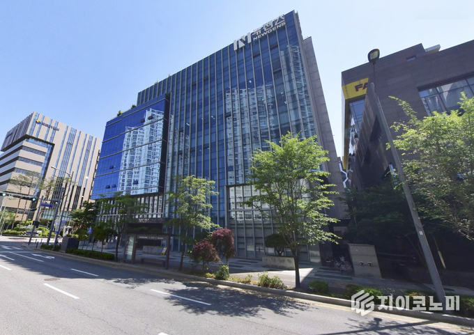지난 7월 30일 뉴젠스가 한국지능정보사회진흥원 ‘개방화 및 지능화 솔루션 서비스 검증’ 과제 주관기관으로 선정되어 김포국제공항 국제선 구역에 실증단지를 구축하고, AI랜의 효과성을 선제적으로 검증하고 있다고 밝혔다. (▲뉴젠스(경기도 안양시 동안구)/사진=뉴젠스