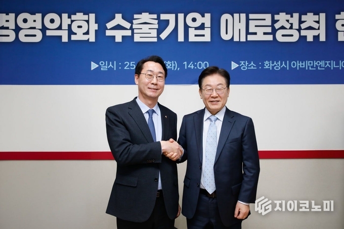 정명근 화성특례시장이 지난 2월 화성을 찾은 이재명 당시 더불어민주당 대표(현 대통령)에게 일반구 설치를 포함한 시 주요현안을 전달하고 있다.