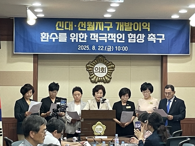 순천시의회 의원들이 신대·선월지구 개발이익 환수 및 특혜 의혹 규명을 위한 특별위원회 구성을 제안하며 강력한 입장을 표명하고 있다. 순천시의회 제공