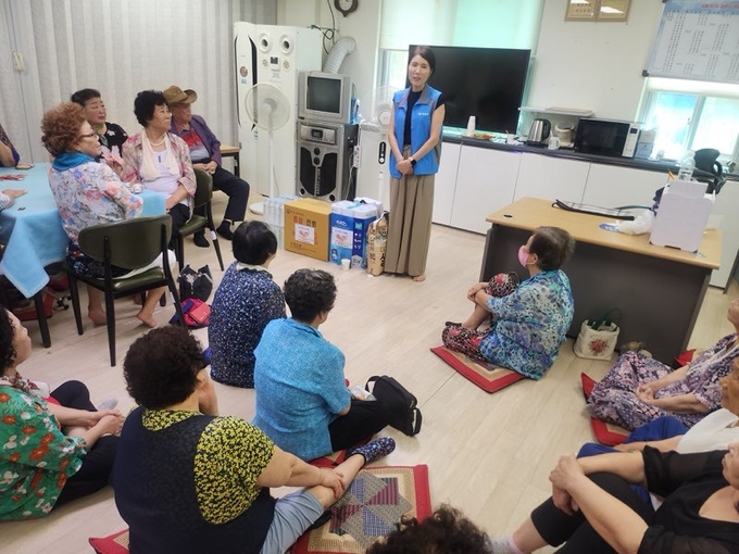 목포시 상동지역사회보장협의체(위원장 김애영)는 올 여름 폭염에 취약한 어르신들을 위한 ‘혹서기 어르신 안부 돌봄 사업’을 진행하며, 지역 내 19개 경로당을 방문해 어르신들의 건강과 안전을 살폈다. 상동지역사회보장협의체 제공